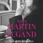 Les gens heureux lisent et boivent du café
